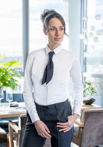 Zdjęcie aranżowane, krawat kelnerski, bez wiązania