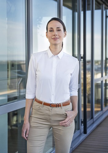 Zdjęcie aranżowane kobiety w białek koszuli, rękaw 3/4