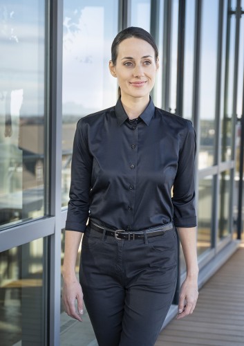 Zdjęcie aranżowane, kobieta w czarnej koszuli wizytowej z rękawem 3/4