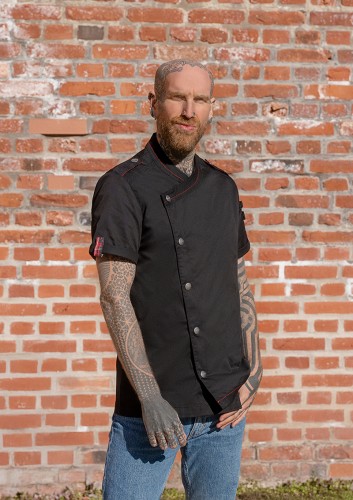 Mężczyzna w bluzie kucharskiej, czarnej, z krótkim rękawem, ROCK CHEF Stage2