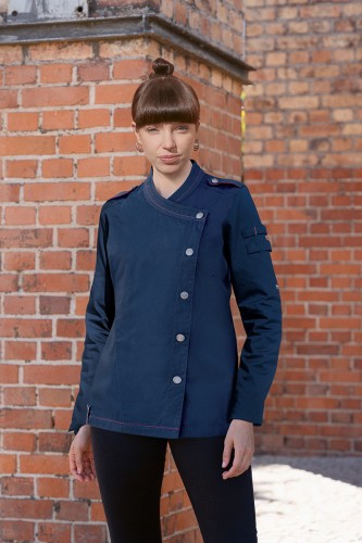 Zdjęcie aranżowane, kobieta w bluzie kucharskiej rock chef, długi rękaw, kolor stalowy niebieski