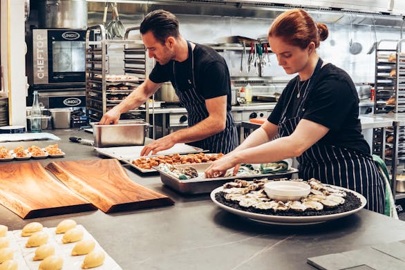 Odzież gastronomiczna na catering i eventy - jak przygotować zespół?